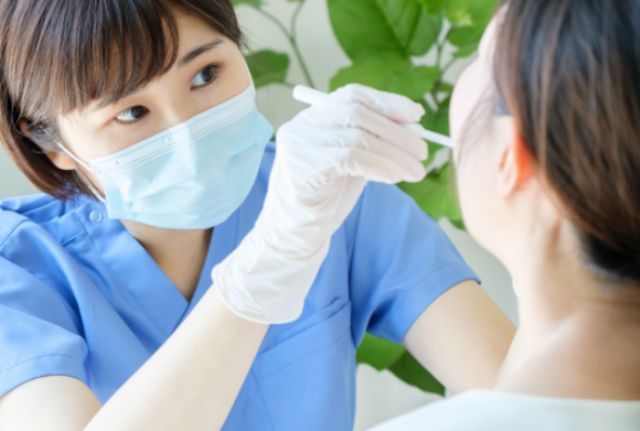 歯科検査を行う女性歯科スタッフ